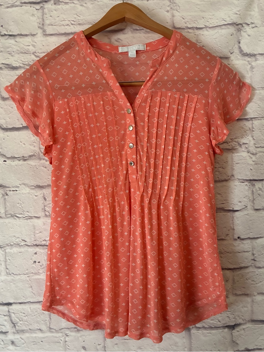 Juniper + Lime Lightweight Coral Pink Pintuck Button-Front Women's Top - Medium